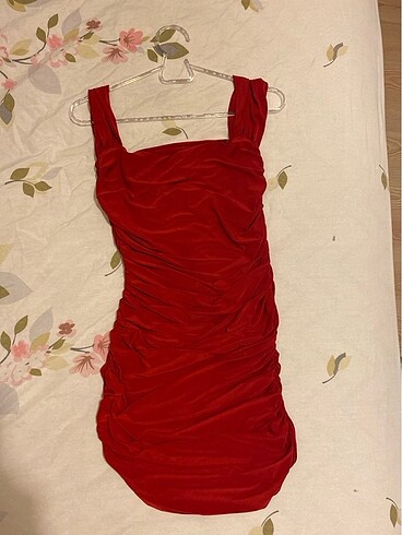 Drape detaylı kırmızı elbise