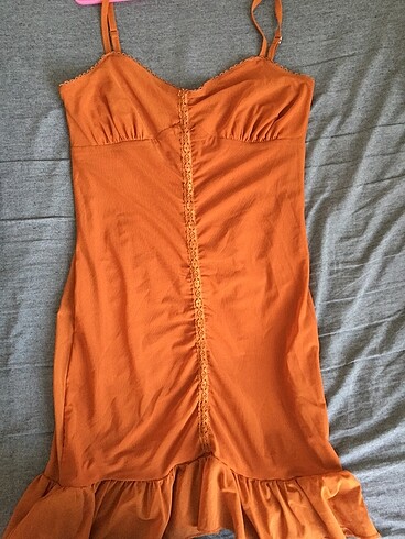 v yaka turuncu alt pile detaylı elbise