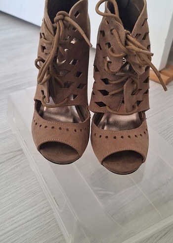 Nine West Kadın Süet Bej Topuklu Sandalet