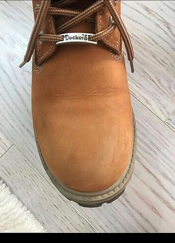 40 Beden camel Renk orijinal Dockers 40 numara bayan ayakkabı hiçbir sorunu yok..