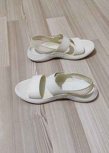 38,5 Beden beyaz Renk Crocs Kadın Sandalet Orjinal Üründür