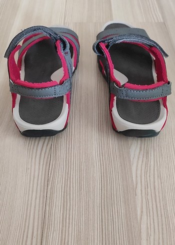 37 Beden pembe Renk Decathlon Kadın Sandalet Orjinal Üründür