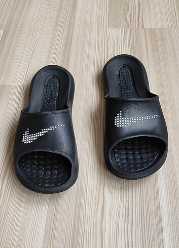Nike Victori Erkek Terlik M12 (45 46 Numaradır)