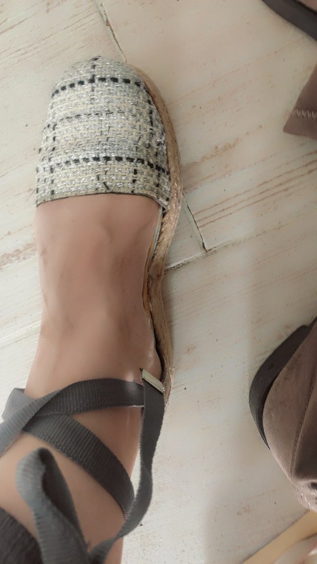 Gri Desenli Dolgu Topuklu Kadın çok farklı havalı - Görsel 3