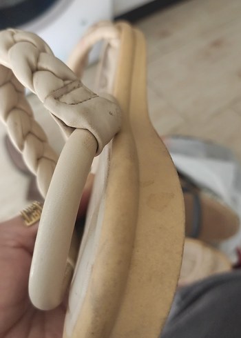 Bej Zincir Detaylı Dolgu Topuklu Kadın Sandalet