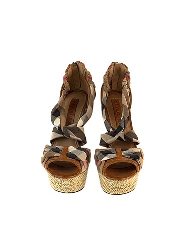 37 Beden Burberry Dolgu Topuk %70 İndirimli.