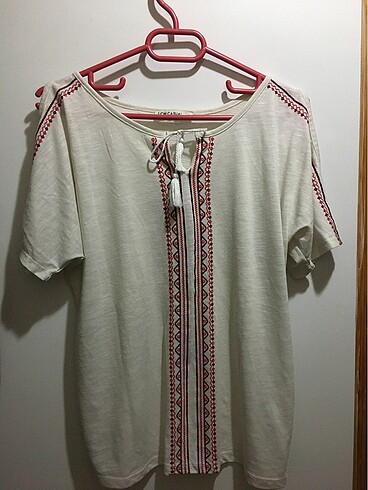 T-shirt beyaz kolları kesik detay