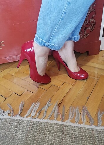 Kırmızı topuklu 