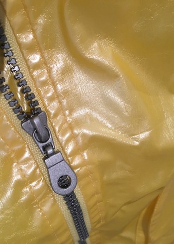 Sarı Parlak Fermuarlı Kadın Yağmurluk - Görsel 4