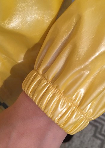 Sarı Parlak Fermuarlı Kadın Yağmurluk - Görsel 3