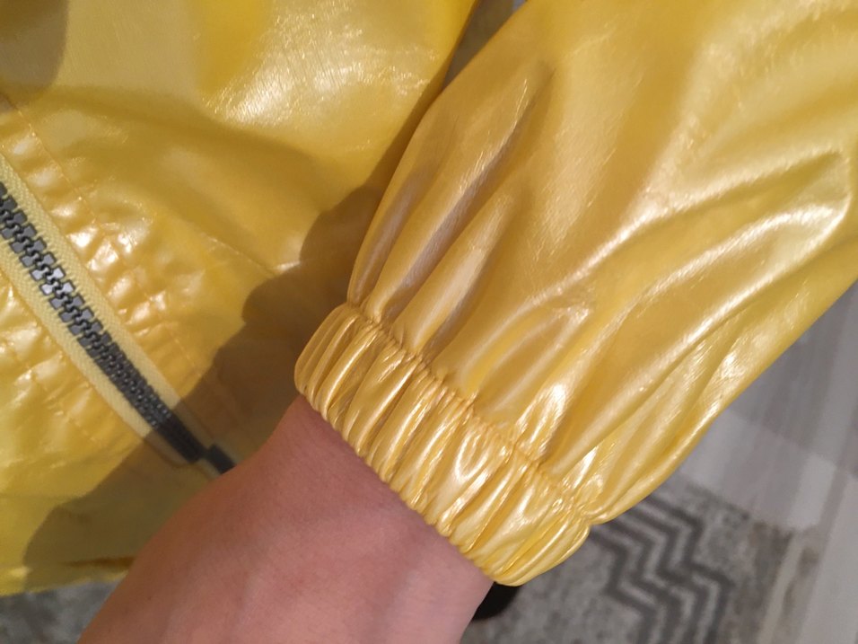 Sarı Parlak Fermuarlı Kadın Yağmurluk - Görsel 3