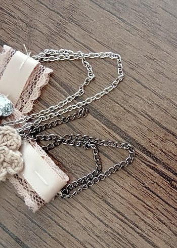 Diğer Zincir Detaylı Vintage Nakışlı Broş
