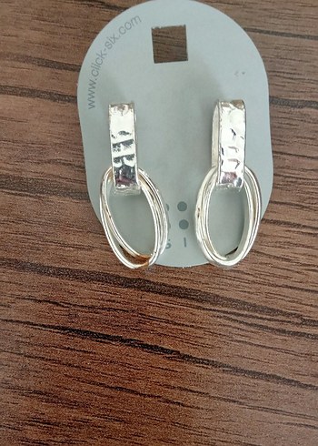 Minimalist Kemer Detaylı Kısa Küpe
