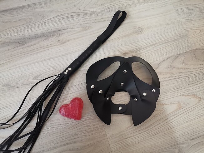 Maske ve Kırbaç