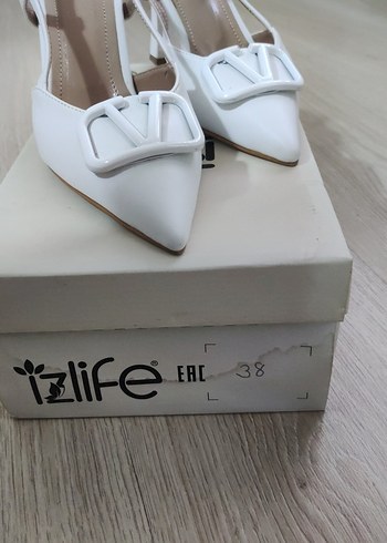 Beyaz Tokalı Stiletto Topuklu Kadın Ayakkabı - Görsel 2