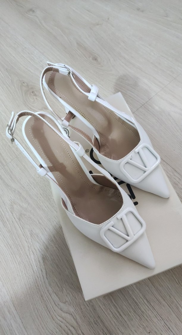 Beyaz Tokalı Stiletto Topuklu Kadın Ayakkabı - Görsel 3