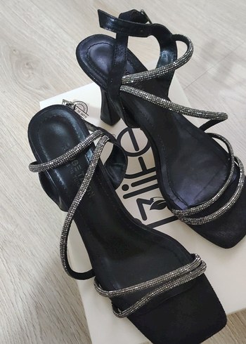 Siyah Yılan Desenli Stiletto Topuklu Sandalet - Görsel 2