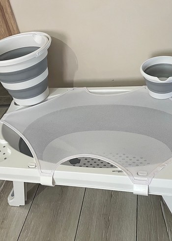 Gri ve Beyaz Bebek Alt Değiştirme Masası - Görsel 2