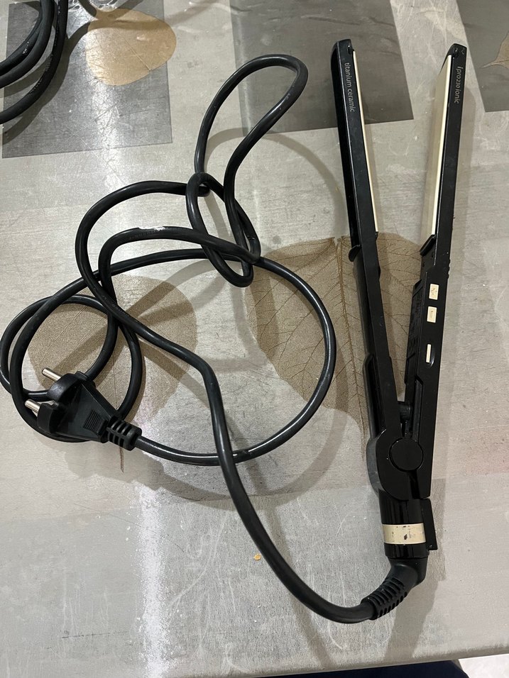 Siyah ve Gri Saç Düzleştirici - Görsel 2