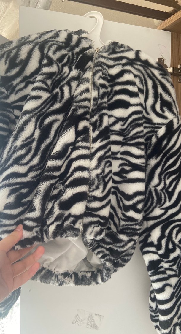 Uzun Kollu Zebra Desenli Suni Kürk - Görsel 3