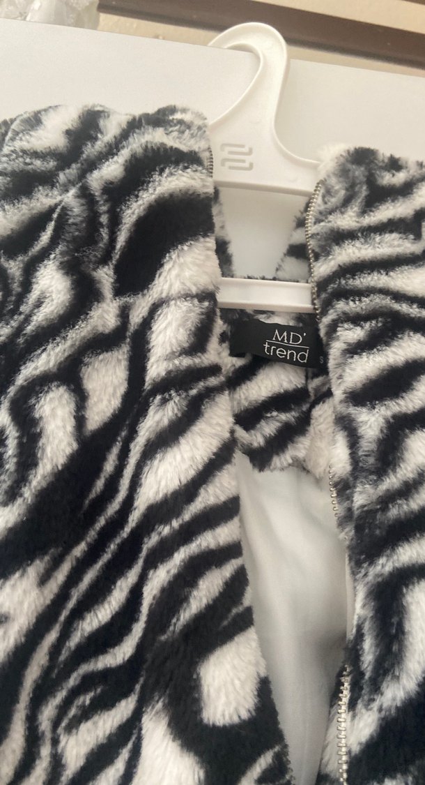 Uzun Kollu Zebra Desenli Suni Kürk - Görsel 4