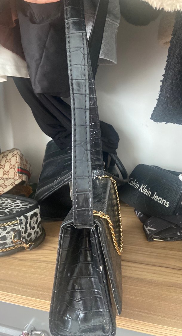 Zincir Detaylı Yılan Baskılı Siyah Çanta - Görsel 4