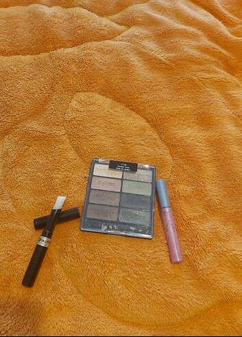 Beden Renk Wet N Wild Far Paleti