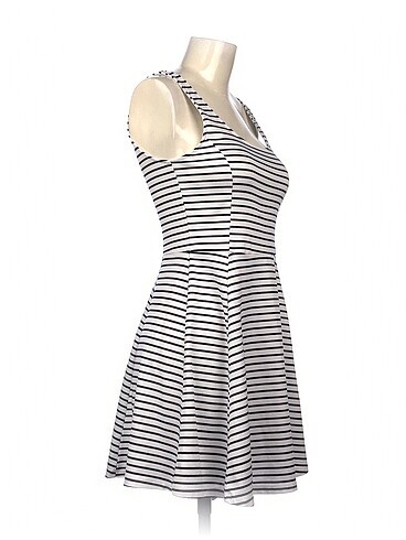 H&M H&M Kısa Elbise %70 İndirimli.