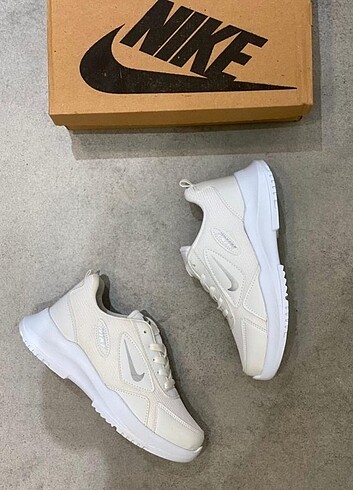 Nike Beyaz Spor Ayakkabı 