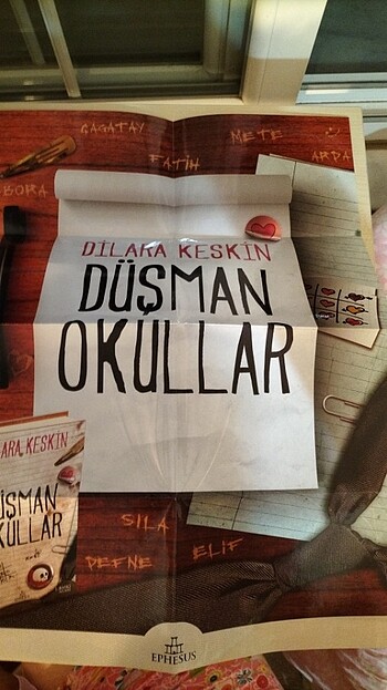  Dilara Keskin Düşman Okullar 35TL posterli ciltli ve ayraçlıdır.