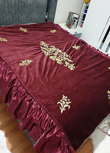 El yapımı yatak örtüsü el nakışiyla yapılmış 