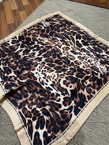 Leopar desenli eşarp