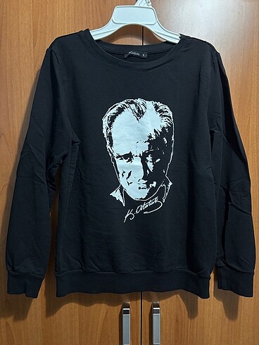 Universal LCW Casual Atatürk silüet ve imzalı sweet