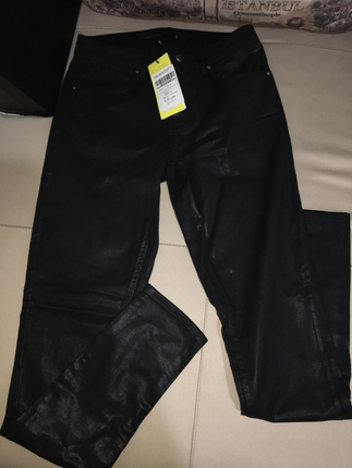 Karen Millen Etiketli karen millen parlak kumaş dar paça pantolon.