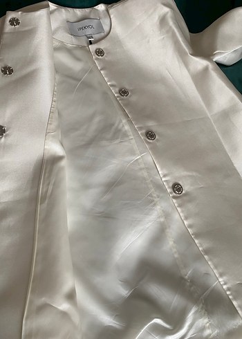 Düğmeli Beyaz Saten  Ceket - Görsel 2