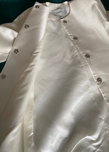 Düğmeli Beyaz Saten  Ceket - Görsel 5