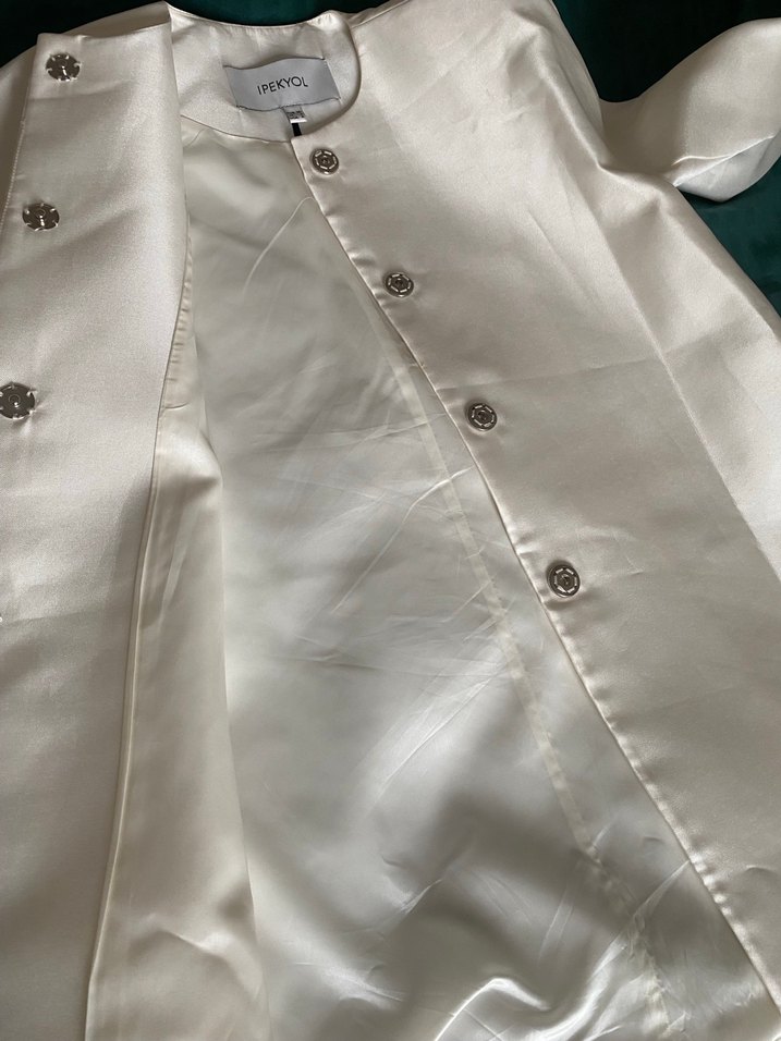 Düğmeli Beyaz Saten  Ceket - Görsel 2