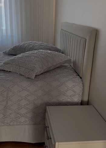 Gri Nakışlı Yatak Örtüsü - Görsel 2