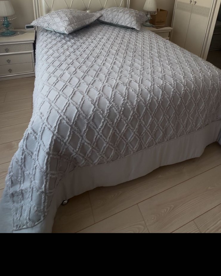Gri Nakışlı Yatak Örtüsü - Görsel 3