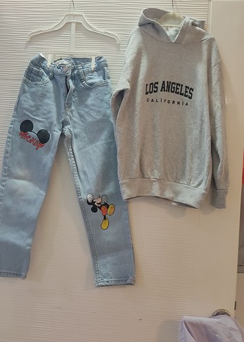 Gri Kapüşonlu Sweatshirt ve Baskılı Denim Pantolon - Görsel 2