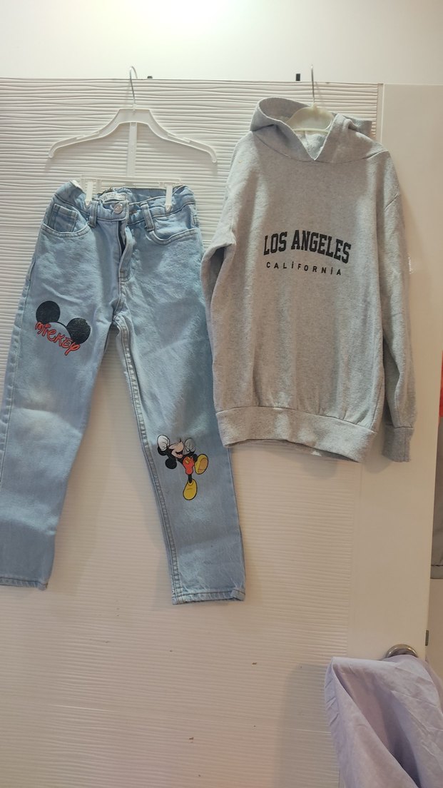 Gri Kapüşonlu Sweatshirt ve Baskılı Denim Pantolon - Görsel 2