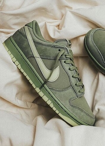 SB Dunk Low Premium Olive 