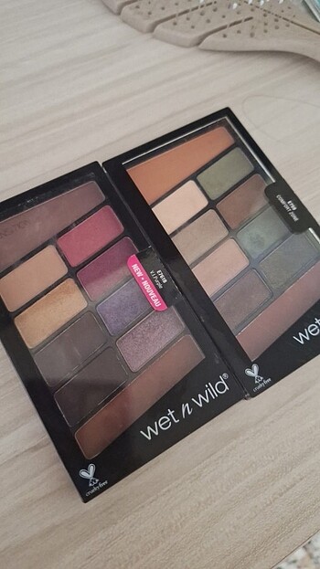 Wet N Wild Far paleti