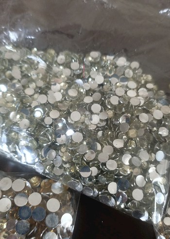 Altın Renkli Tırnak Süslemeleri - Görsel 2