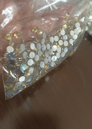 Altın Renkli Tırnak Süslemeleri - Görsel 4