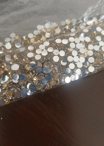 Altın Renkli Tırnak Süslemeleri - Görsel 3