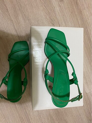 Pabuch yeşil topuklu ayakkabı