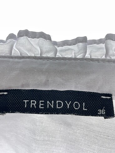 36 Beden beyaz Renk Trendyol & Milla Gömlek %70 İndirimli.