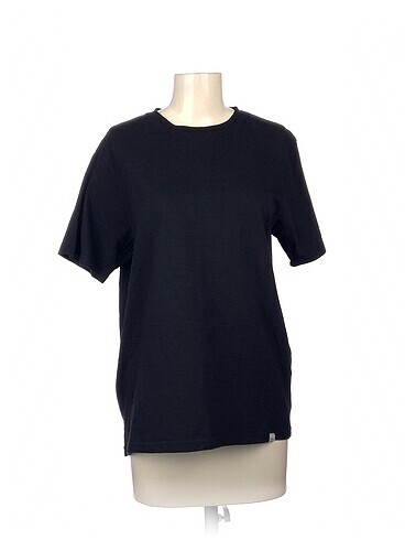 Pull and Bear T-shirt %70 İndirimli.