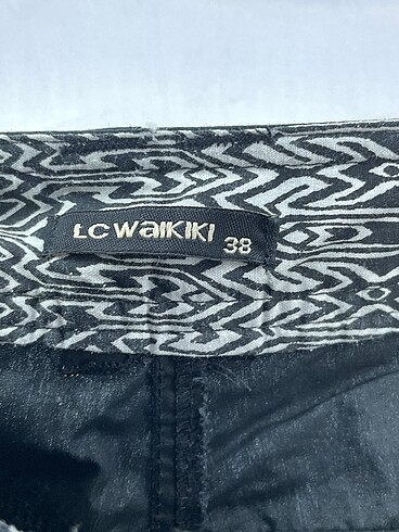 38 Beden siyah Renk LC Waikiki Bermuda / Kapri %70 İndirimli.